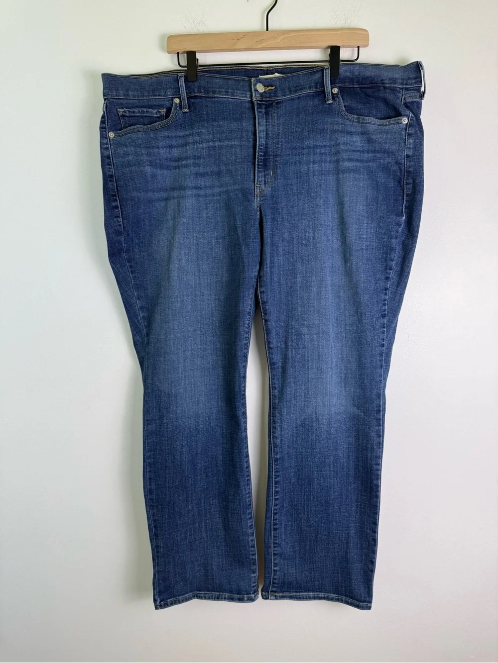 Levi's Women's Mid Rise Classic Straight‎ Medium Wash Blue Jeans